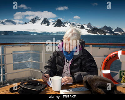 L'Antarctique, îles Orcades du Sud, l'écrit sur la plate-forme arrière du ms hanseatic amarré au large de la côte de l'île laurie Banque D'Images