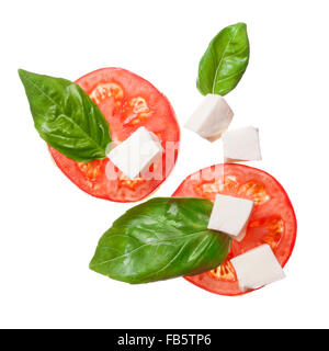 Les tomates rouges, mozzarella et basilic sur isoalted - blanc, caprese italienne ingrindients, vue du dessus Banque D'Images