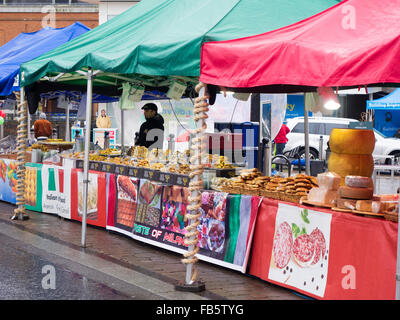 Marché alimentaire étranger étals dans le centre-ville de Braintree marché de Noël Essex Angleterre Banque D'Images