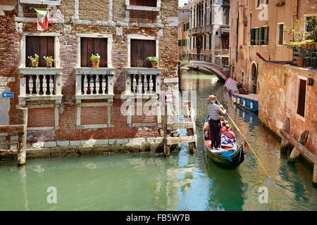 Gondole Gondolier découlant, Venise, Vénétie, Italie du canal, l'UNESCO Banque D'Images