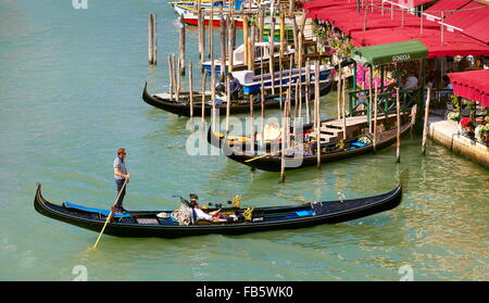 - Les touristes de Venise en Gondole, Grand Canal, Venise, Italie, l'UNESCO Banque D'Images