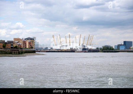 Millennium Dome (l'O2 Arena) sur la péninsule de Greenwich, Royaume-Uni, vu de la Tamise Banque D'Images