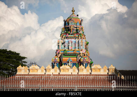Temple Hindou à Georgetown Penang Malaisie. Les nuages tourbillonnent formant un ciel dramatique derrière le Gopuram ornée. Banque D'Images