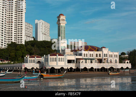 Masjid Terapung, mosquée flottante à Georgetown. Ce bel immeuble est situé sur la rive nord de l'île de Penang en Malaisie Banque D'Images