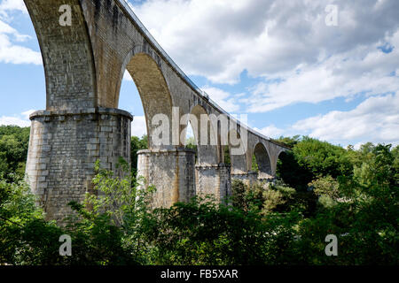 Pont sur la rivière Ardèche dans village de Vogue, France Banque D'Images