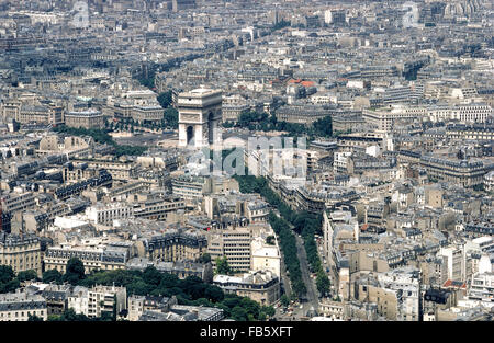 Une photographie aérienne montre l'imposant Arc de Triomphe debout parmi les nombreux bâtiments et des boulevards bordés d'arbres de Paris, capitale de la France et que pays européen le plus peuplé de l'ville. Banque D'Images