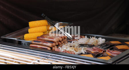 Un mélange de plats grillés sur une cuisinière. Banque D'Images