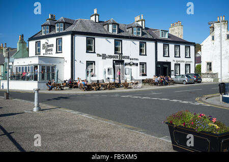 Les gens de prendre un verre au soleil à l'extérieur de l'hôtel Harbour House à Portpatrick. Banque D'Images