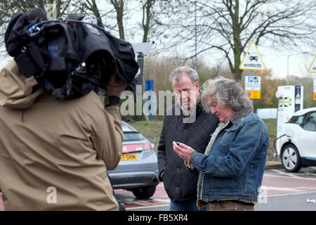 Jeremy Clarkson et James May de filmer à la lecture d'une station-service, l'Angleterre, le 24 novembre 2015, pour leur nouveau spectacle d'Amazone. Banque D'Images