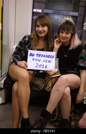 London,UK, 10 Janvier 2016 : le port de pantalon pas de fêtards à Londres à la London No Pants Day 2016 - trajet en métro. Credit : Voir Li/Alamy Live News Banque D'Images