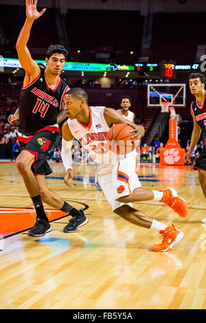 Clemson Tigers guard Jordan Roper (20) dribbles contre Louisville Cardinals avant Anas Mahmoud (14) au cours de la jeu de basket-ball de NCAA entre Louisville et Clemson le Dimanche, Janvier 10, 2016 à Bon Secours Arena à Greenville, SC David Grooms/CSM Banque D'Images