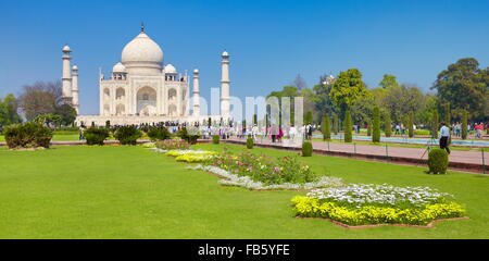 Taj Mahal et le Mughal gardens du Taj Mahal, Agra, Uttar Pradesh, Inde Banque D'Images