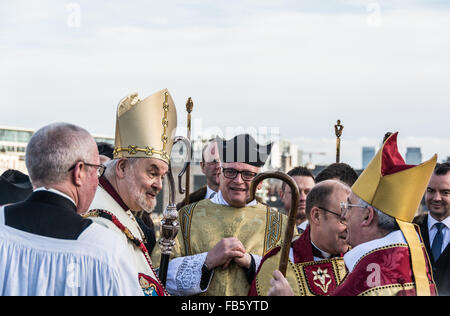 Londres, Angleterre, le 10 janvier, 2016. La cérémonie annuelle de la bénédiction de la Tamise sur le pont de Londres, Londres, Angleterre, Royaume-Uni. Credit : Jansos/Alamy Live News. Banque D'Images