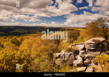 Vue sur la vallée de Nidderdale Brimham Rocks, North Yorkshire, UK Banque D'Images