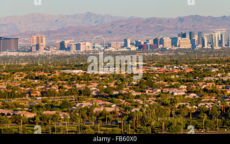 Le Strip de Las Vegas vue à distance avec hôtels et 550 pieds de haut en vue de roue à rouleaux. Banque D'Images