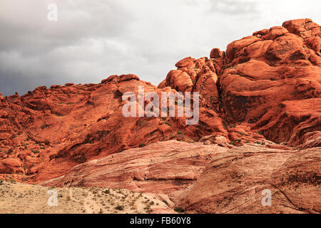 Scramble grimpeurs de haut en bas des roches aussi les nuages de tempête se fermer sur le calicot collines de Red Rock Canyon National Conservation Area Banque D'Images