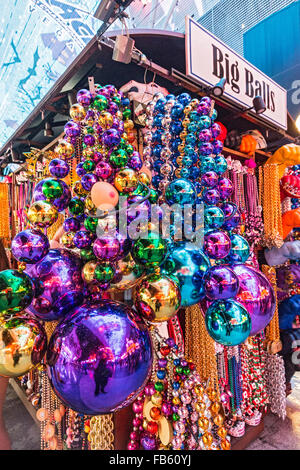 Boules de couleur géant à vendre le long de Fremont Street. Banque D'Images