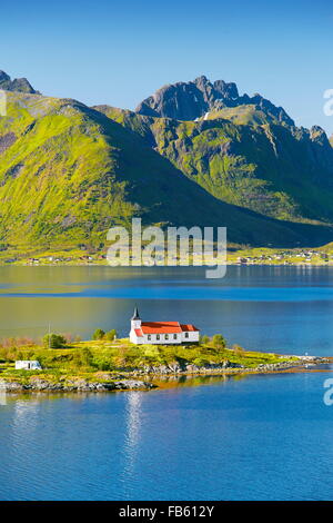 Eglise rouge sur Austnesfjord, îles Lofoten, Norvège Banque D'Images