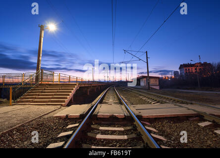 Gare à la nuit. Railroad en Ukraine. Banque D'Images