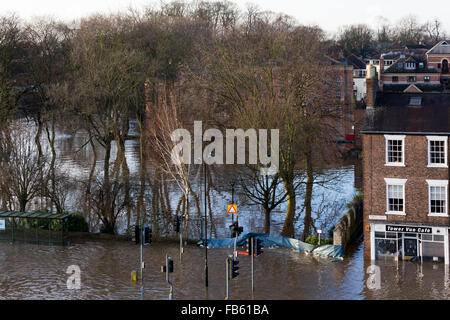 Les eaux de crue dans le centre-ville de York après de fortes pluies, le 27 décembre 2015. Banque D'Images