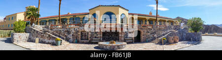 Avant de Furnace Creek Inn, où Death Valley National Park les visiteurs peuvent passer la nuit. Banque D'Images