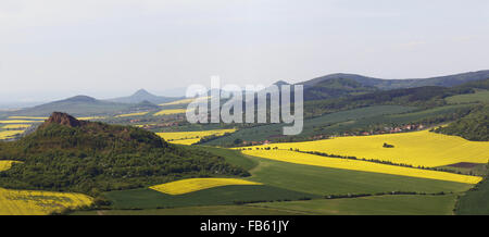 Vue sur la région naturelle protégée centrale tchèque Montagnes depuis le sommet de la colline Kostalov Banque D'Images