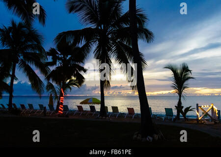 Le soleil se couche sur la mer des Caraïbes à l'établissement Beachside Resort à Sainte-Croix, les Îles Vierges des États-Unis. Banque D'Images