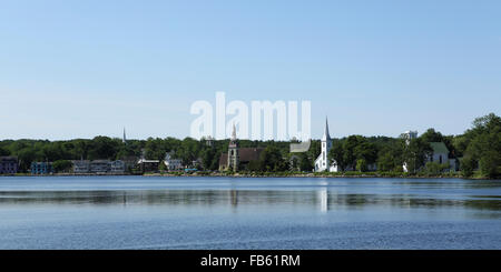 Églises en bois à Mahone Bay, en Nouvelle-Écosse, Canada. Les églises donnent sur le front de mer. Banque D'Images