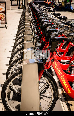 Bicyclettes Bikeshare Capital en rack, G Street NW, Washington DC Banque D'Images