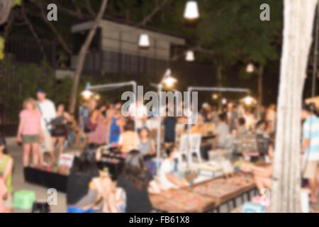 Les touristes et les gens du trouble parcourir Cigale Marché nocturne le 10/01/2016 à Hua Hin, Thaïlande Banque D'Images