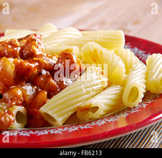 Rigatoni avec poulet et sauce à la viande d'Alfred Banque D'Images