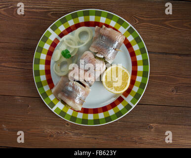 Filets de harengs marinés - Rollmops, roulées tranches de l'oignon, le cornichon mariné. Banque D'Images