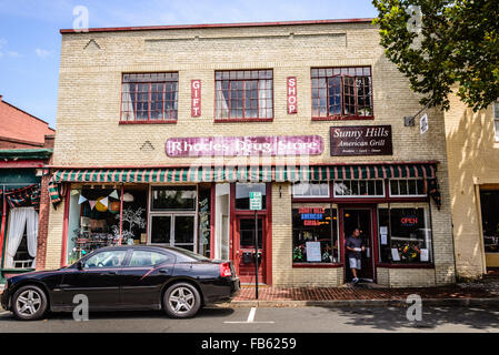 Laissant l'homme Sunny Hills American Grill, Rhodes Drug Store, 77-79, rue Main, Warrenton, Virginia Banque D'Images