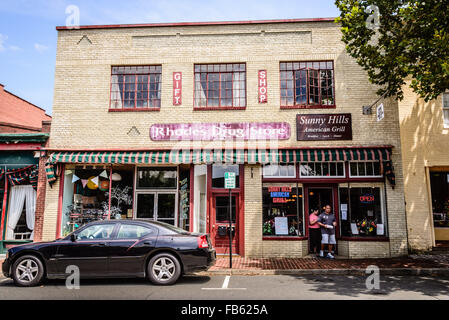 L'homme et de la femme de quitter Sunny Hills American Grill, Rhodes Drug Store, 77-79, rue Main, Warrenton, Virginia Banque D'Images