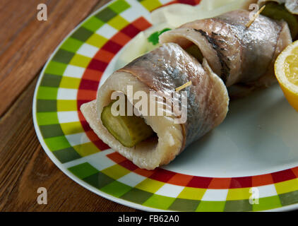 Filets de harengs marinés - Rollmops, roulées tranches de l'oignon, le cornichon mariné. Banque D'Images