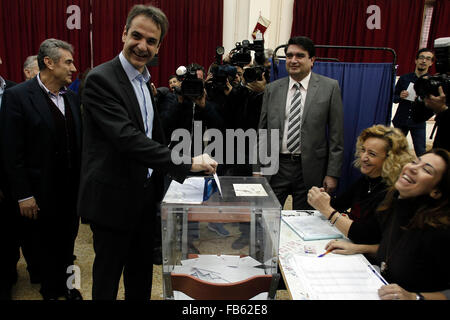 Athènes, Grèce. 10 janvier, 2016. Kyriakos Mitsotakis, l'un des principaux partis d'opposition grec Nouvelle démocratie (ND) poids lourds, jette son bulletin à Athènes, Grèce, 10 janvier 2016. Kyriakos Mitsotakis a été élu comme nouveau chef de la nouvelle démocratie, parti conservateur parti après les élections à la base électorale du parti le dimanche. © Marios Lolos/Xinhua/Alamy Live News Banque D'Images