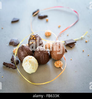 Les œufs en chocolat de Pâques sur un tableau gris. Arrière-plan de vacances Banque D'Images