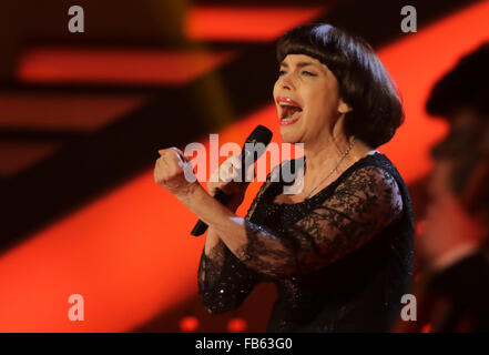 Berlin, Allemagne. 9 janvier, 2016. Mireille Mathieu présentant sa chanson à l'émission de télévision Das grosse Fest der besten avec Florian Silbereisen dans le Velodrom à Berlin Crédit : Peter Schatz/Alamy Live News Banque D'Images