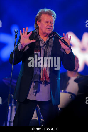 Berlin, Allemagne. 9 janvier, 2016. Howard CARPENDALE présentant la chanson à l'émission de télévision Das grosse Fest der besten avec Florian Silbereisen dans le Velodrom à Berlin Crédit : Peter Schatz/Alamy Live News Banque D'Images