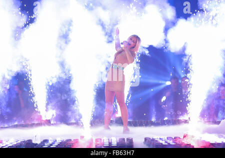 Berlin, Allemagne. 9 janvier, 2016. Helene FISCHER présentant la chanson à l'émission de télévision Das grosse Fest der besten avec Florian Silbereisen dans le Velodrom à Berlin Crédit : Peter Schatz/Alamy Live News Banque D'Images