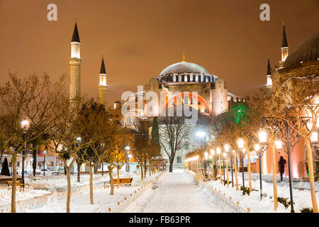 Vue de Sainte Sophie, Aya Sofya, musée dans une nuit d'hiver enneigé à Istanbul Turquie Banque D'Images