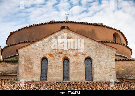 Vue sur la Basilique Santa Fosca et toit cathédrale sur l'île de Torcello, qui est le plus ancien bâtiment de la lagune Banque D'Images