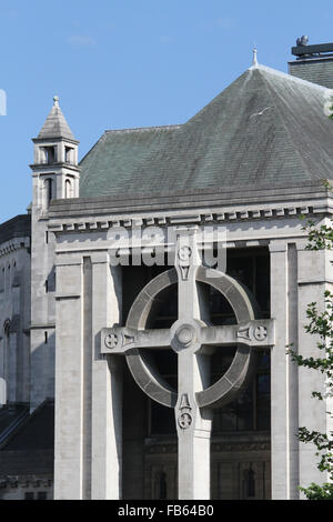 Croix celtique sur le transept nord de la cathédrale St Anne ,Donegall Street, Belfast Banque D'Images