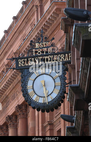 Les Belfast Telegraph Building (avec horloge) dans Royal Avenue, Belfast. Banque D'Images