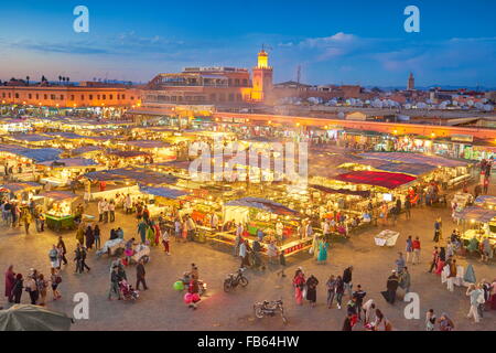 Médina de Marrakech, la place Jemaa el Fna dans la nuit, le Maroc, l'Afrique Banque D'Images