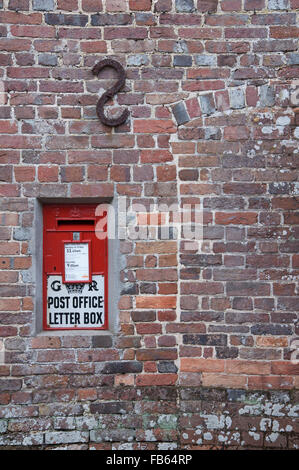 Le Ludlow d'encastrement. Un montage mural traditionnel britannique red letterbox du règne de George V, dans le village de Moreton, Dorset. Angleterre, Royaume-Uni. Banque D'Images