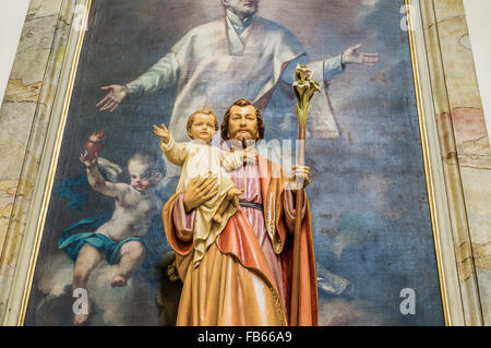 Les détails des statues sculptées en bois du bienheureux Saint Joseph avec l'Enfant Jésus Sainte Banque D'Images