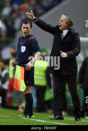 Lisbonne. 10 janvier, 2016. L'entraîneur sportif Jorge Jésus (R) au cours de gestes la ligue portugaise football match contre Braga au stade José Alvalade à Lisbonne le 10 janvier 2016. Sporting a gagné 3-2. © Zhang Liyun/Xinhua/Alamy Live News Banque D'Images