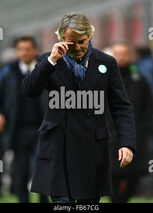 Milan, Italie. 10 janvier, 2016. Roberto Mancini, entraîneur de l'Inter Milan, réagit au cours de la Serie A italienne match de football contre Sassuolo à Milan, Italie, 10 janvier 2016. L'Inter Milan a perdu 0-1. © Alberto Lingria/Xinhua/Alamy Live News Banque D'Images