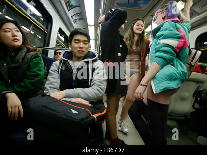 Vancouver, Canada. 10 janvier, 2016. Les gens prennent part à la "No Pants Subway Ride" à Vancouver, Canada, 10 janvier 2016. Credit : Liang sen/Xinhua/Alamy Live News Banque D'Images